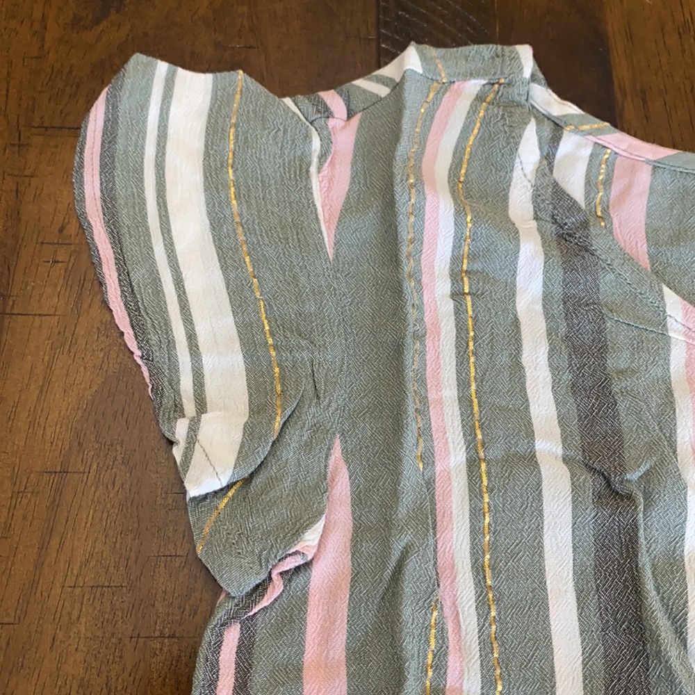 Flutter sleeve hem top - Picture 6 of 9